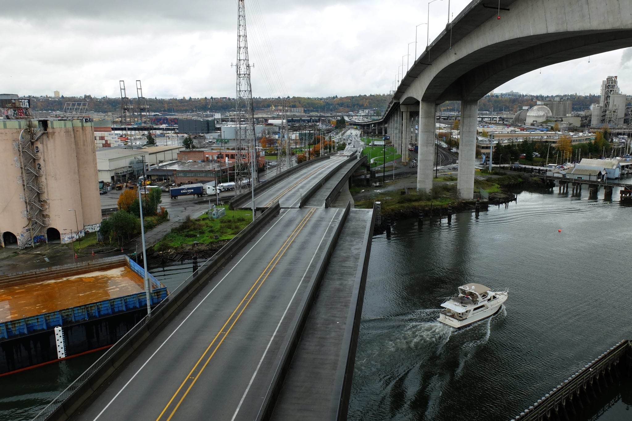 A photo of the West Seattle Bridge, both the main bridge and the low bridge.