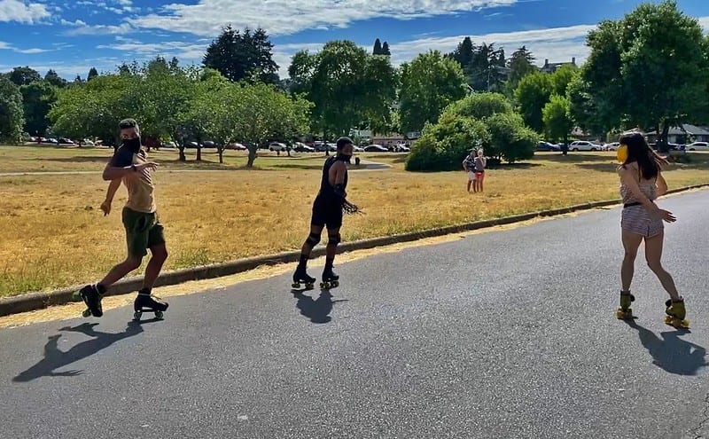 Lake Washington Boulevardでのローラースケート隊 