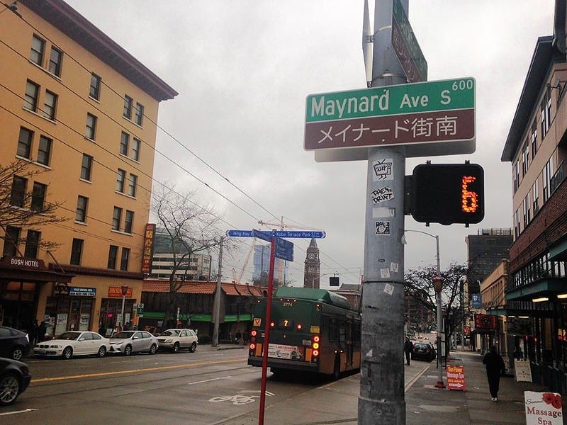 Countdown display on pedestrian walk signal at Maynard Ave S