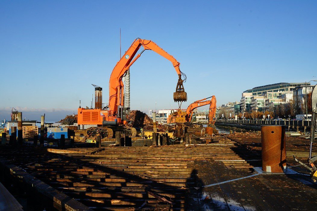Piles were removed with the help of a clamshell on a barge. 